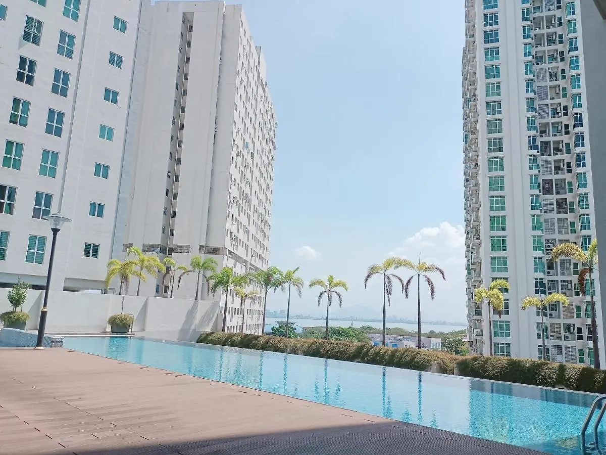 Deluxe Suites 4, 2-5 Pax, Netflix, Georgetown Jelutong Apartment