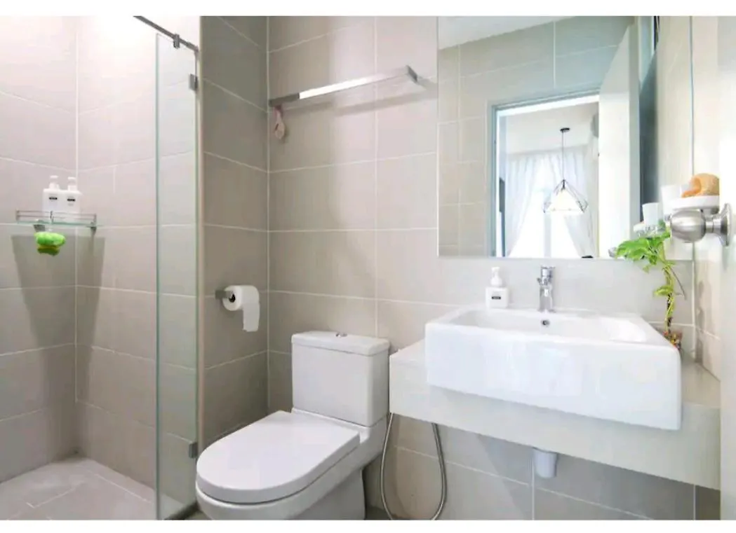 Deluxe Suites 4, 2-5 Pax, Netflix, Georgetown Jelutong Malaysia